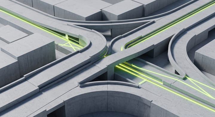 Intercambio de viaductos de hormigón visto desde arriba, con carriles de luz lima marcando las trayectorias.